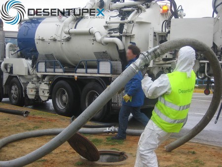 Carro desentupimento fossas e esgotos